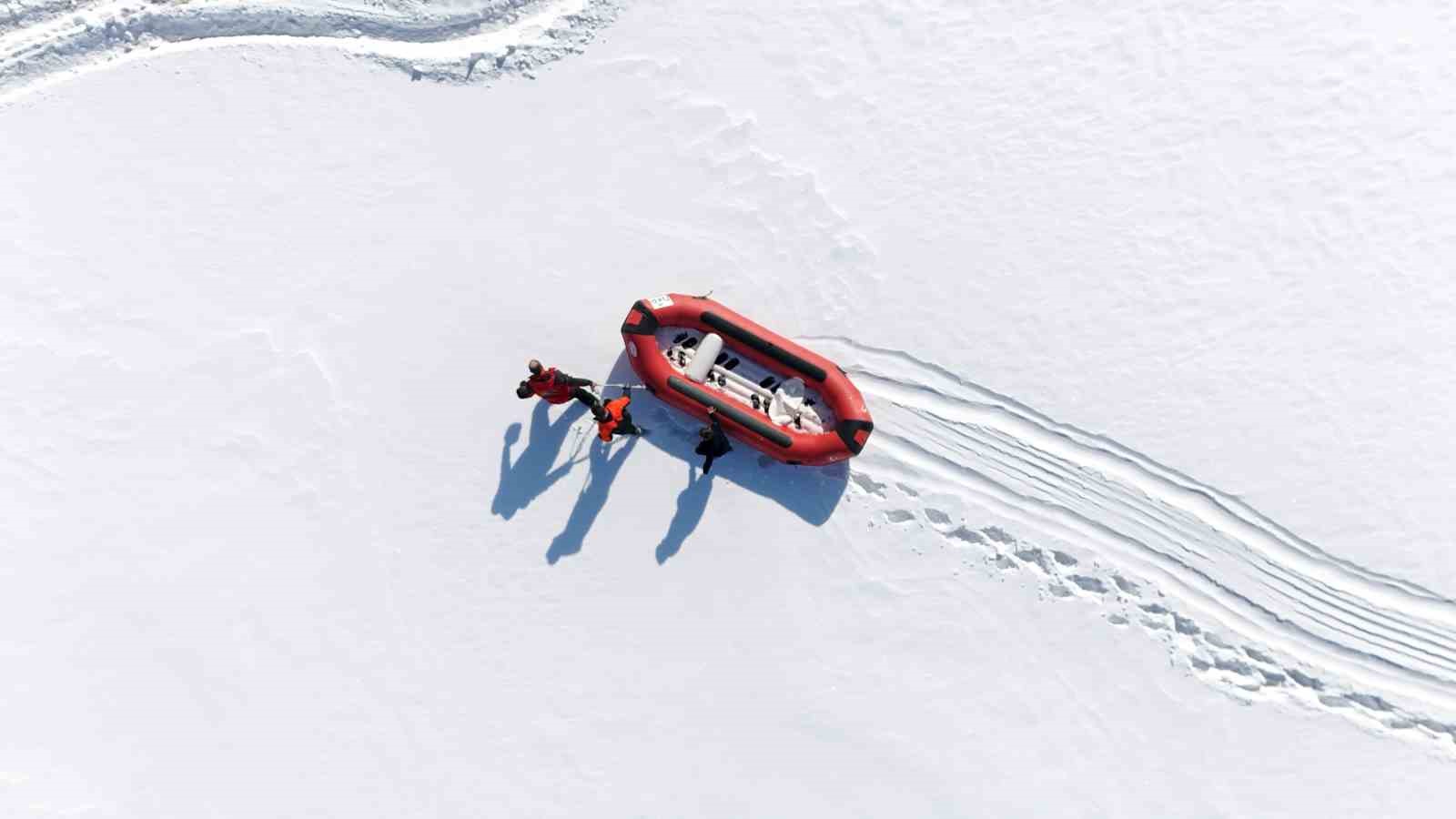 Karla kaplı dağdan donmuş gölete botla kaydılar
