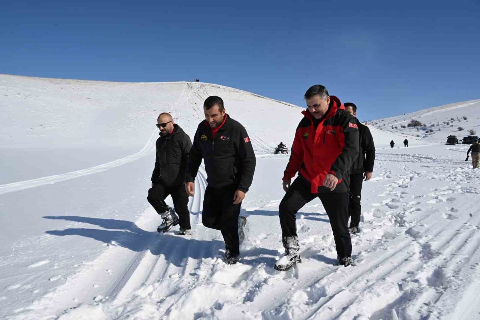 Karla kaplı dağdan donmuş gölete botla kaydılar
