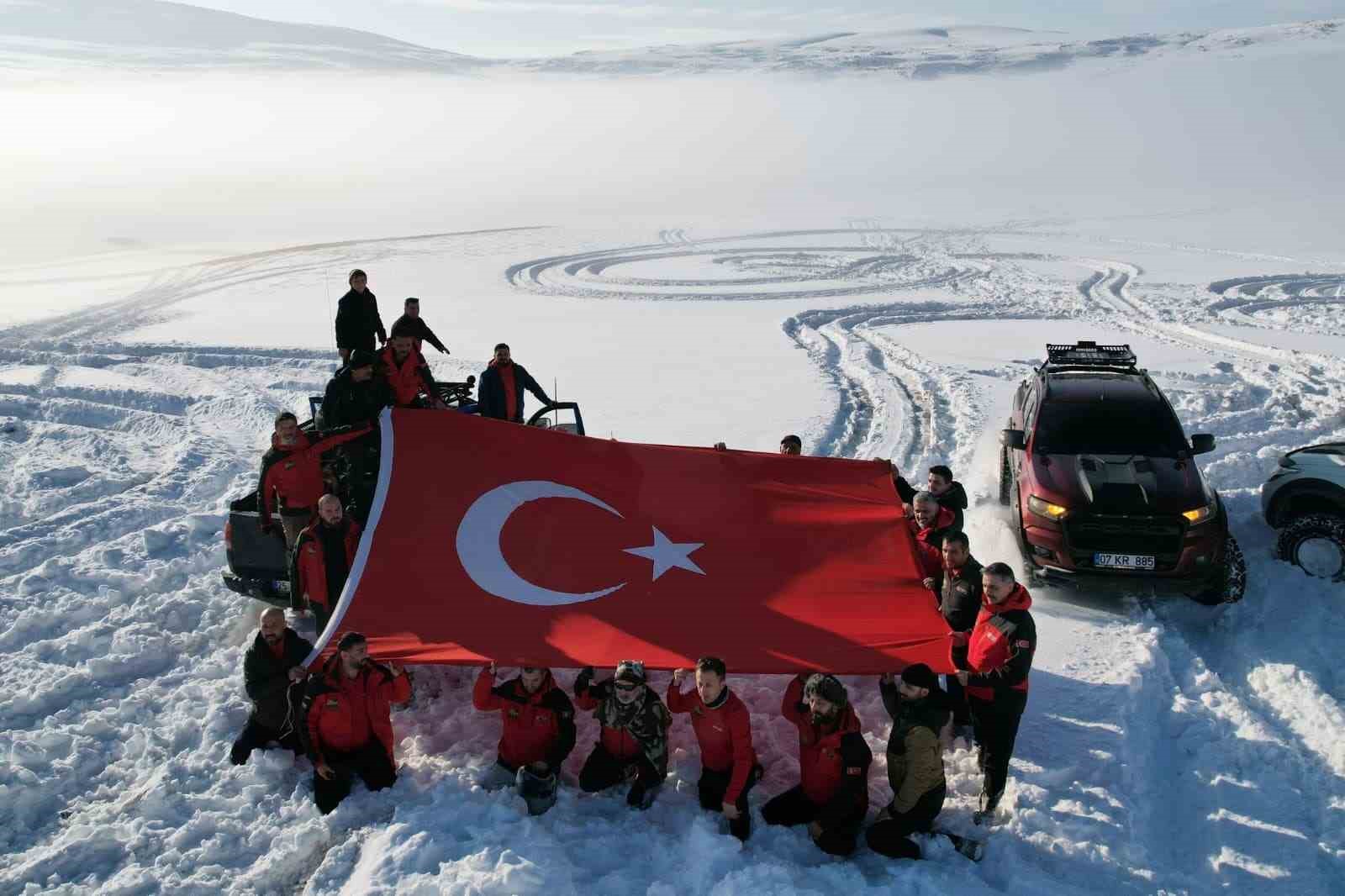 Karla kaplı dağdan donmuş gölete botla kaydılar
