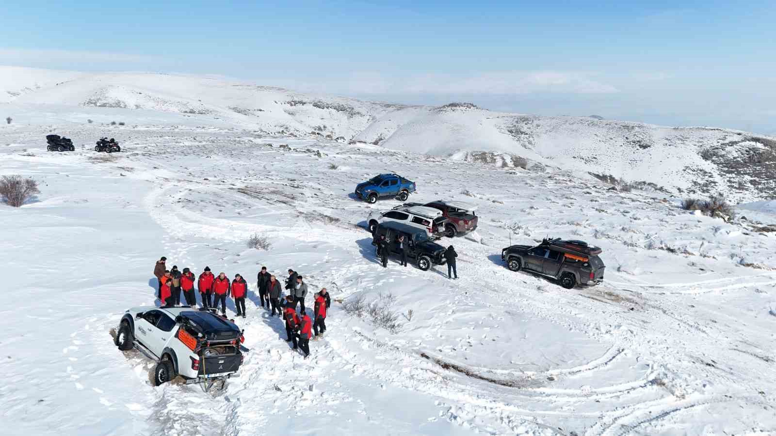 Karla kaplı dağdan donmuş gölete botla kaydılar

