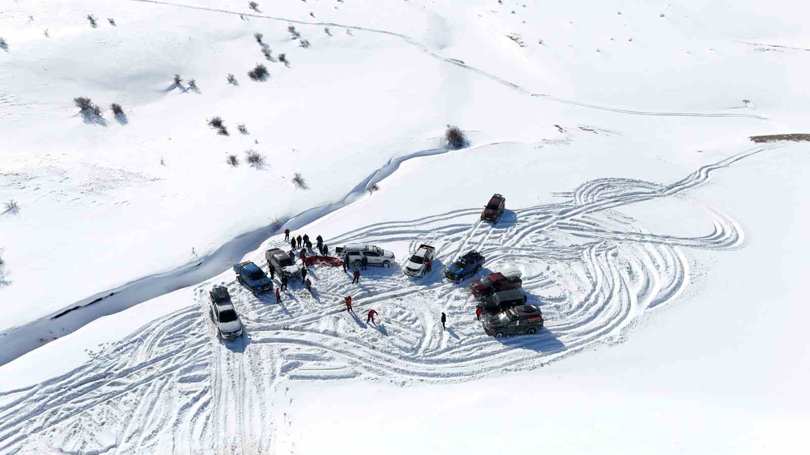 Karla kaplı dağdan donmuş gölete botla kaydılar
