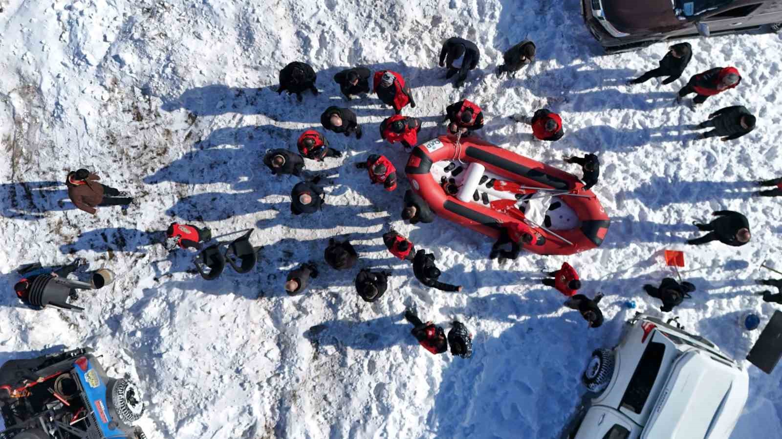 Karla kaplı dağdan donmuş gölete botla kaydılar
