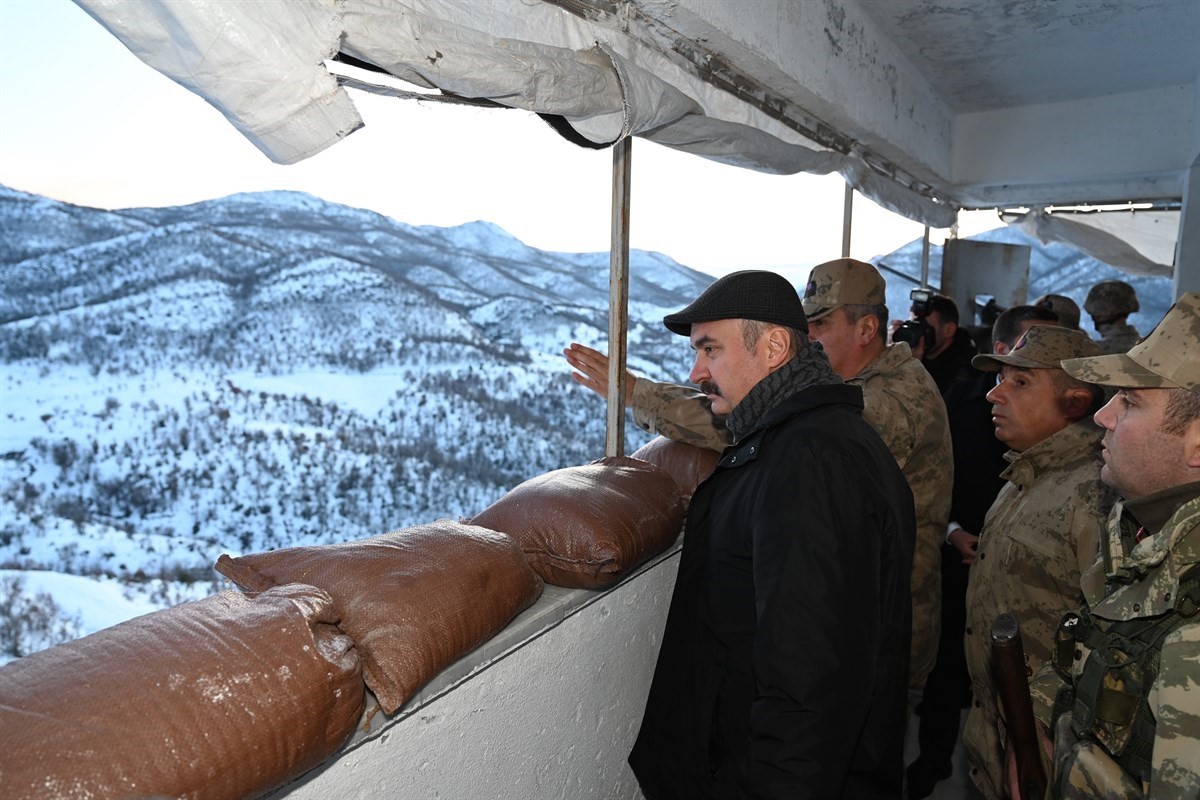 Karla kaplı karakolda Mehmetçikle iftar programı düzenlendi
