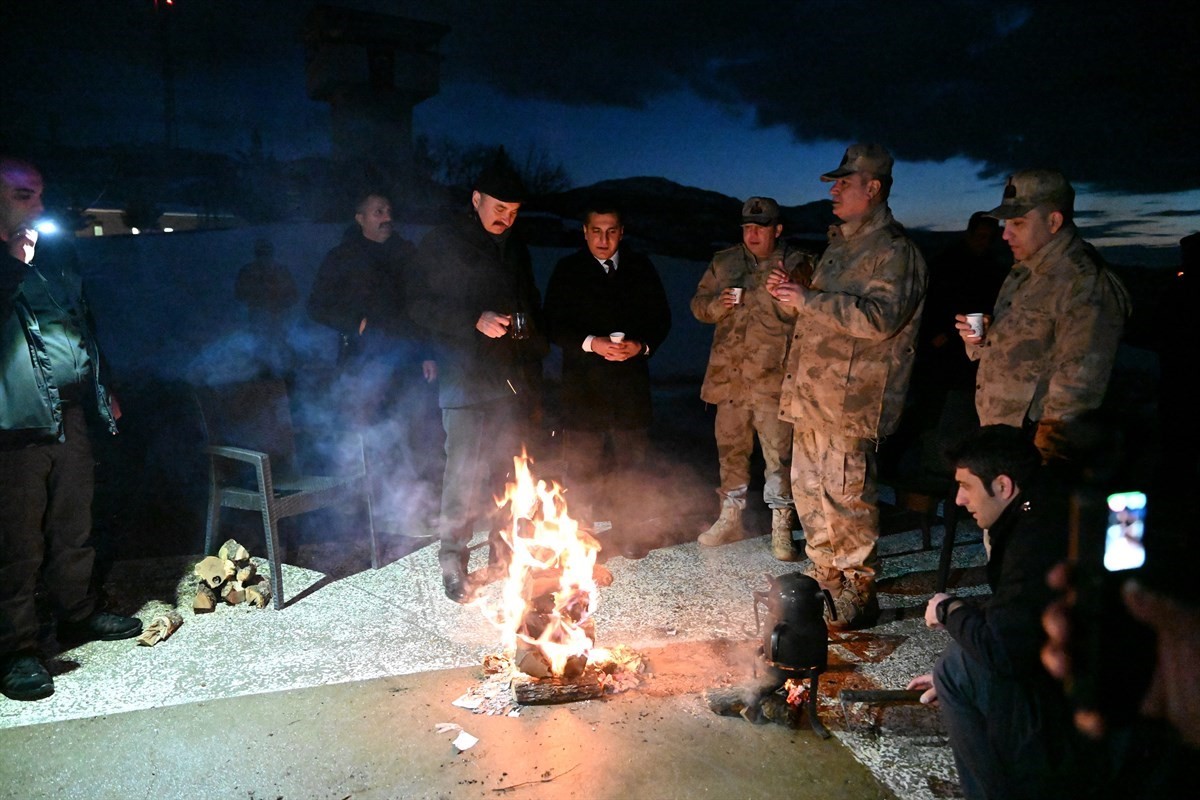 Karla kaplı karakolda Mehmetçikle iftar programı düzenlendi
