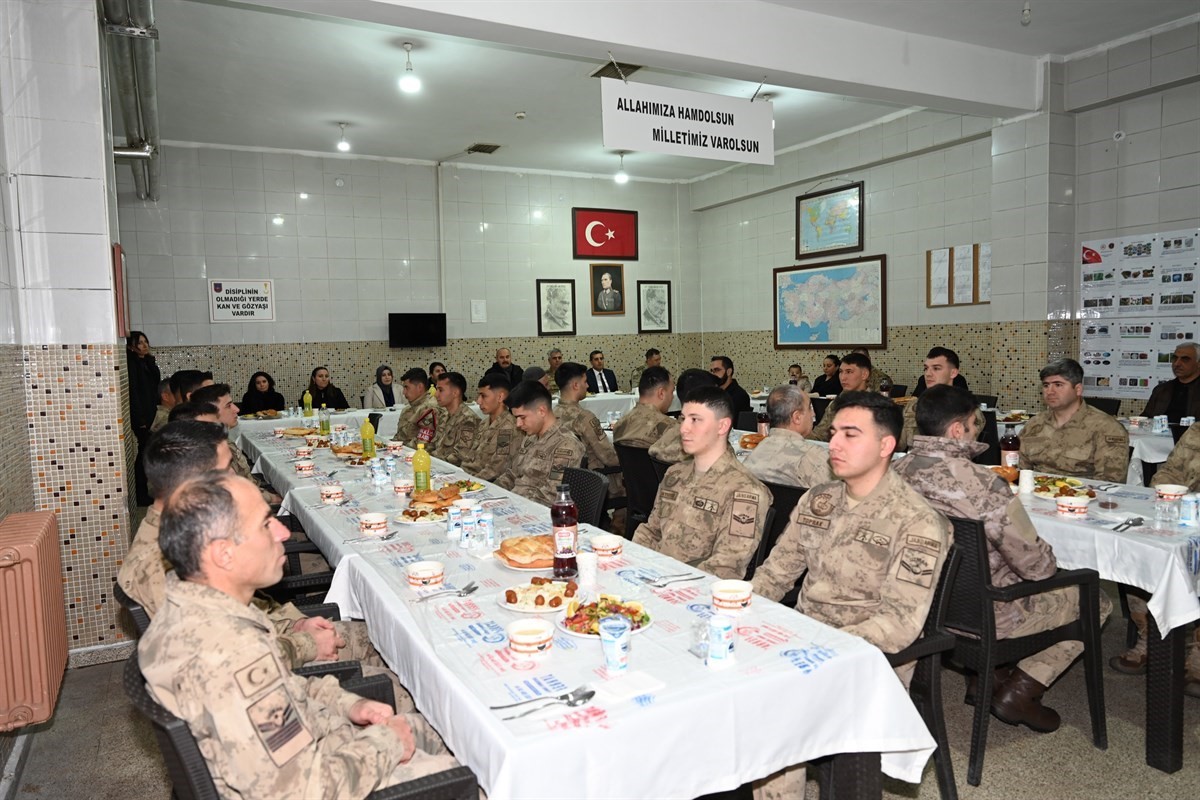 Karla kaplı karakolda Mehmetçikle iftar programı düzenlendi
