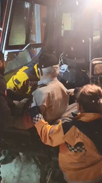 Karla kaplı köy yolunda hasta, paletli ambulansla taşındı
