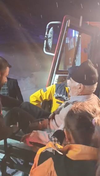 Karla kaplı köy yolunda hasta, paletli ambulansla taşındı
