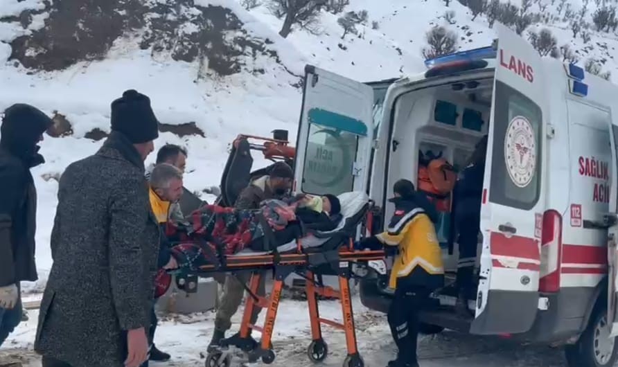 Karla kaplı mezrada hastaya ulaşmak için zamanla yarıştılar
