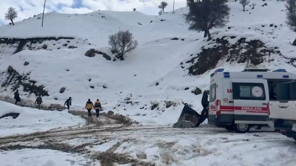 Karla kaplı mezrada hastaya ulaşmak için zamanla yarıştılar
