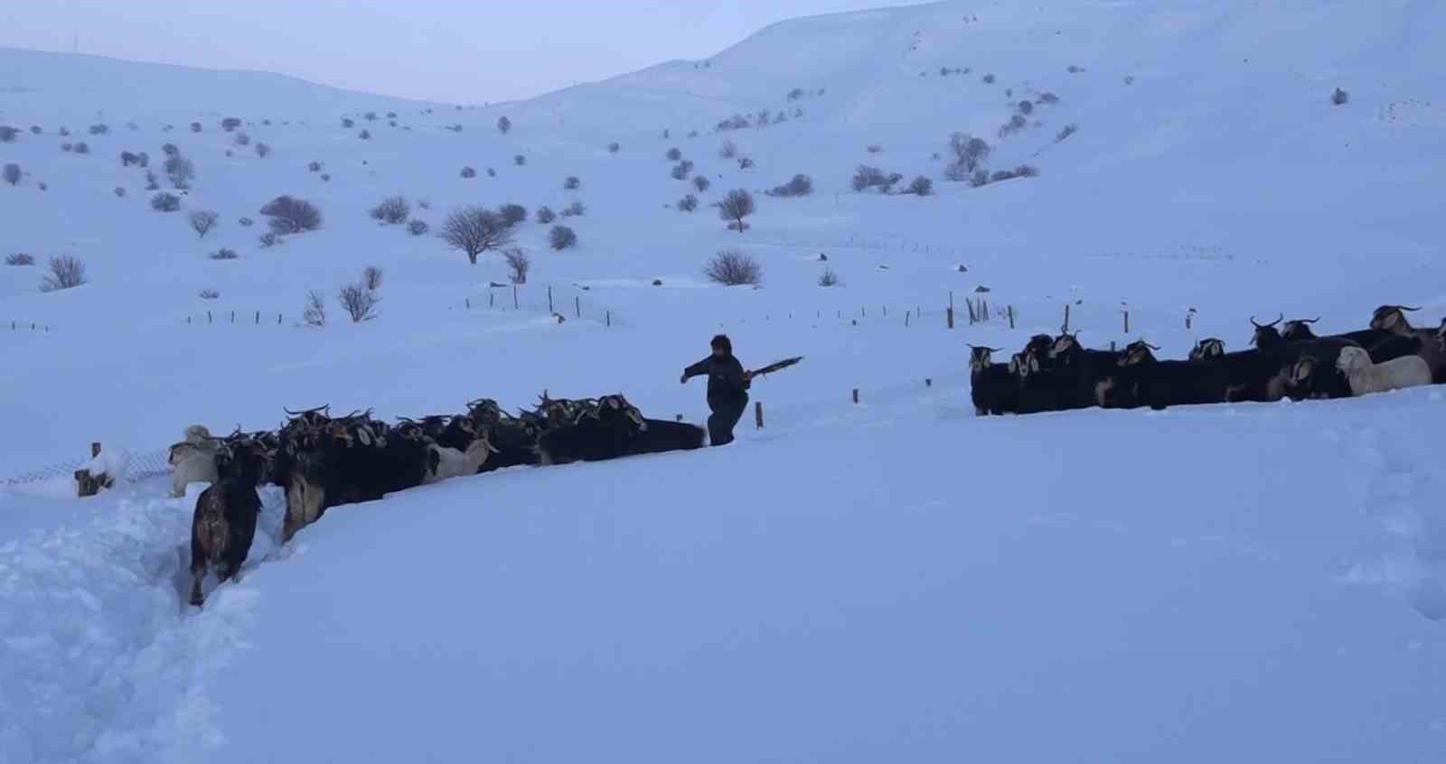 Karla kaplı mezrada mahsur kalan köylünün imdadına ekipler yetişti
