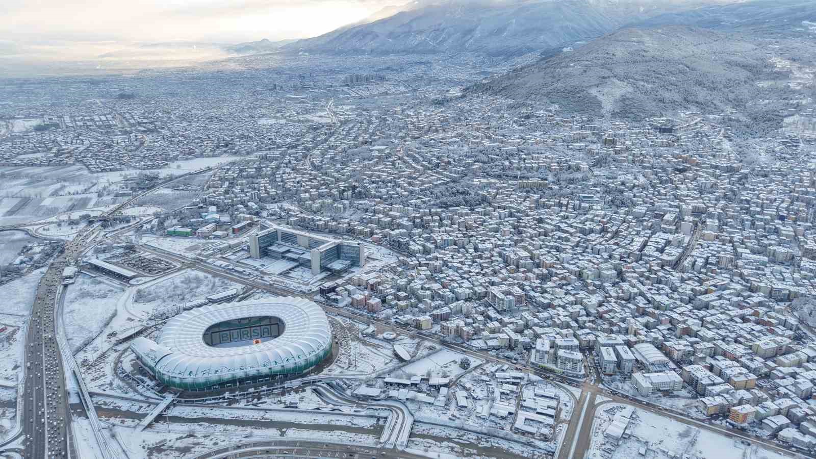 Karla kaplı Timsah Arena Stadyumu böyle görüntülendi
