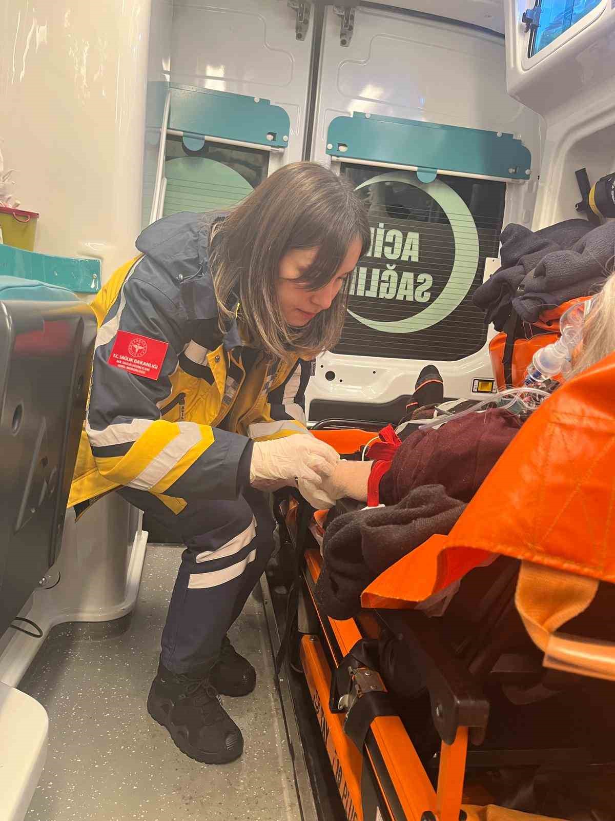 Karla kaplı yollarda zamana karşı yarış kameraya yansıdı
