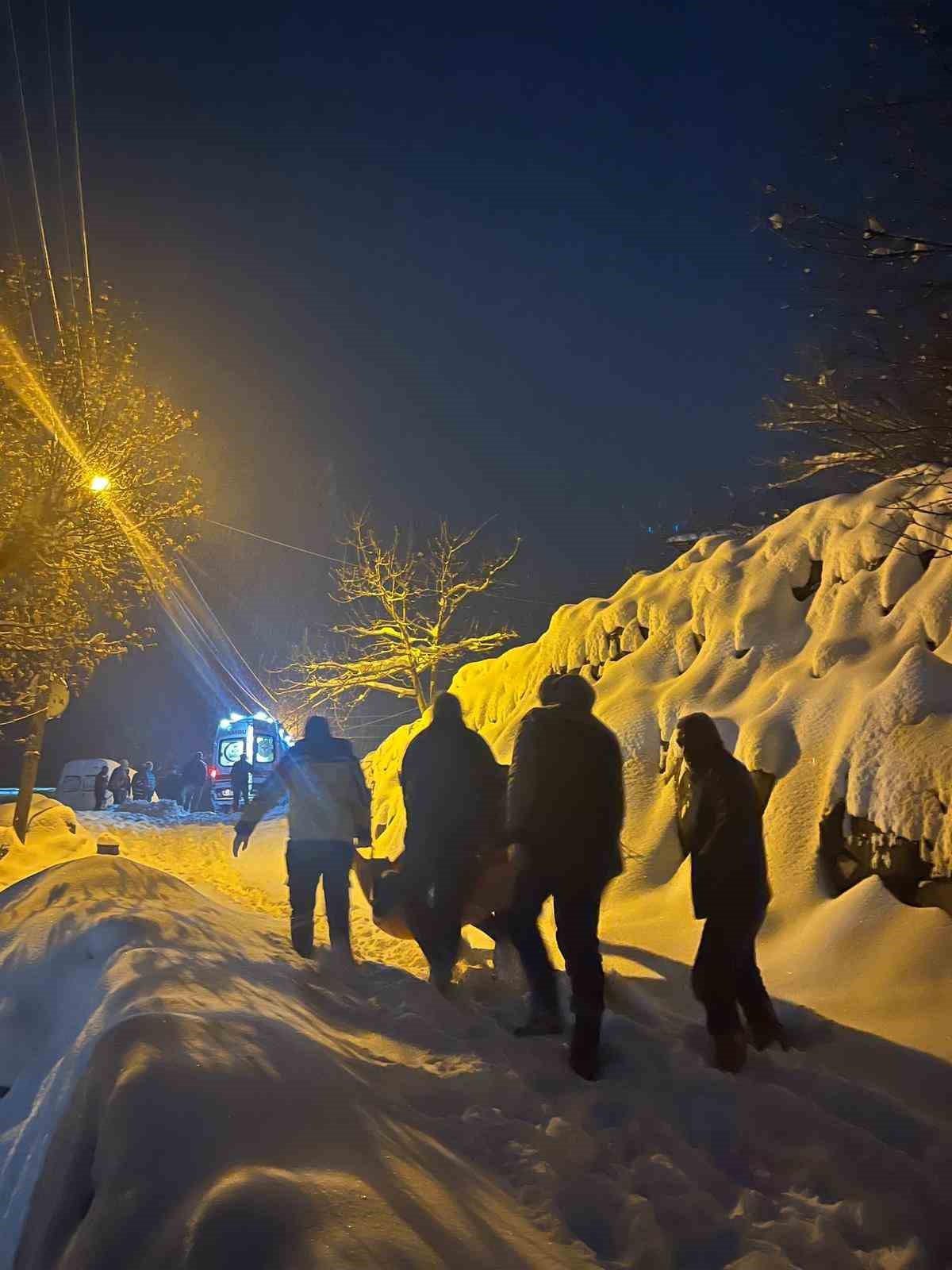 Karla kaplı yollarda zamana karşı yarış kameraya yansıdı
