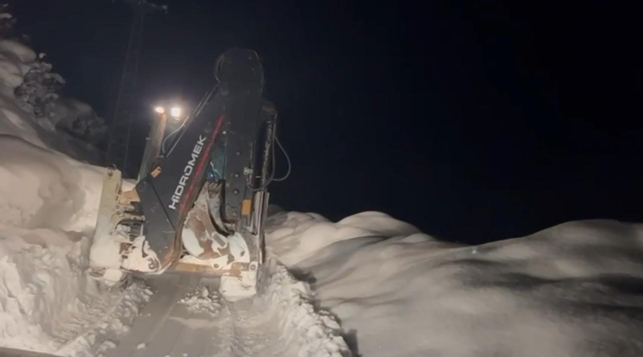 Karla mücadele ekipleri gece gündüz yol açıyor

