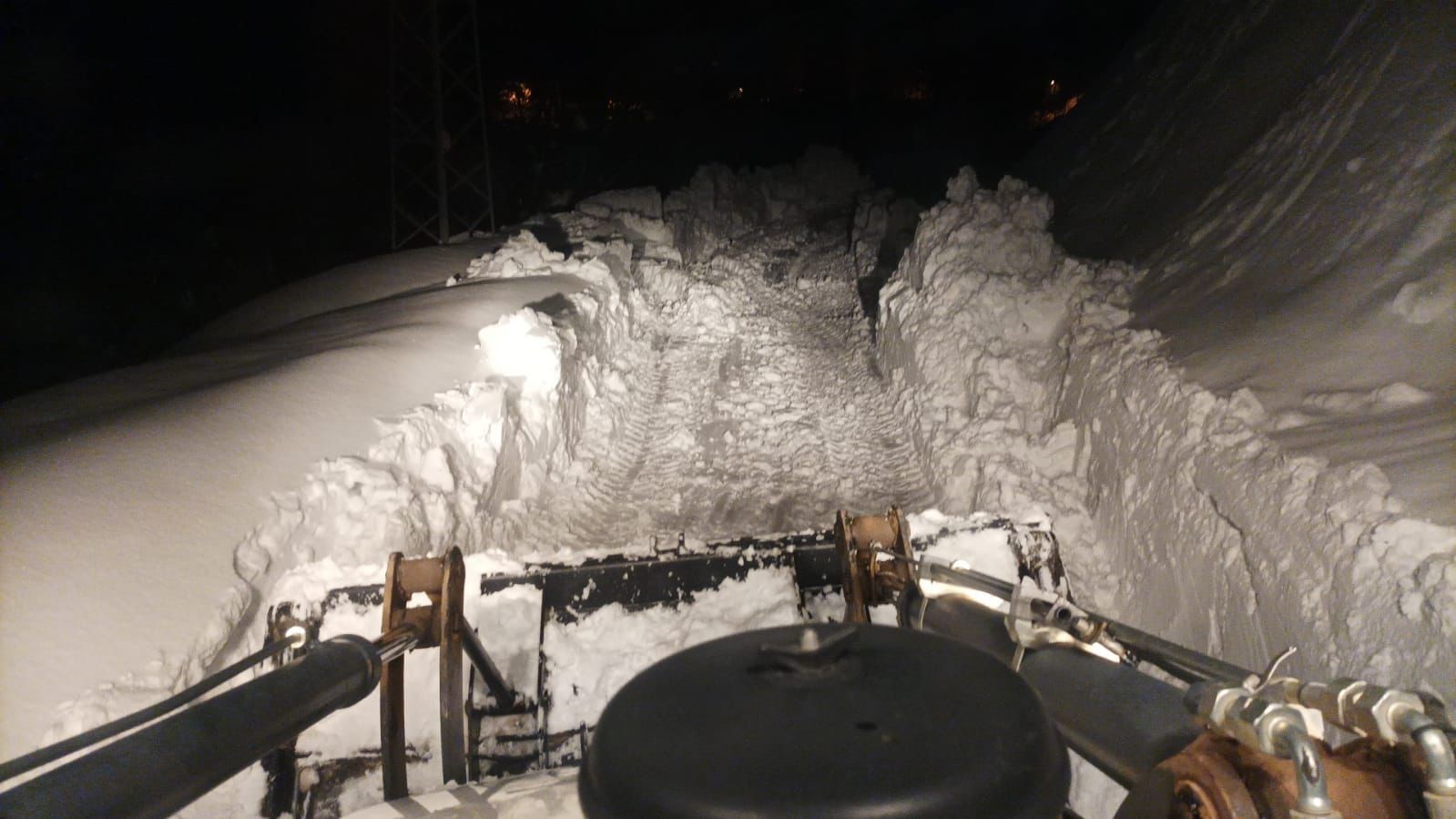 Karla mücadele ekipleri yolları açıyor, hastalara zamanında müdahale yapılıyor
