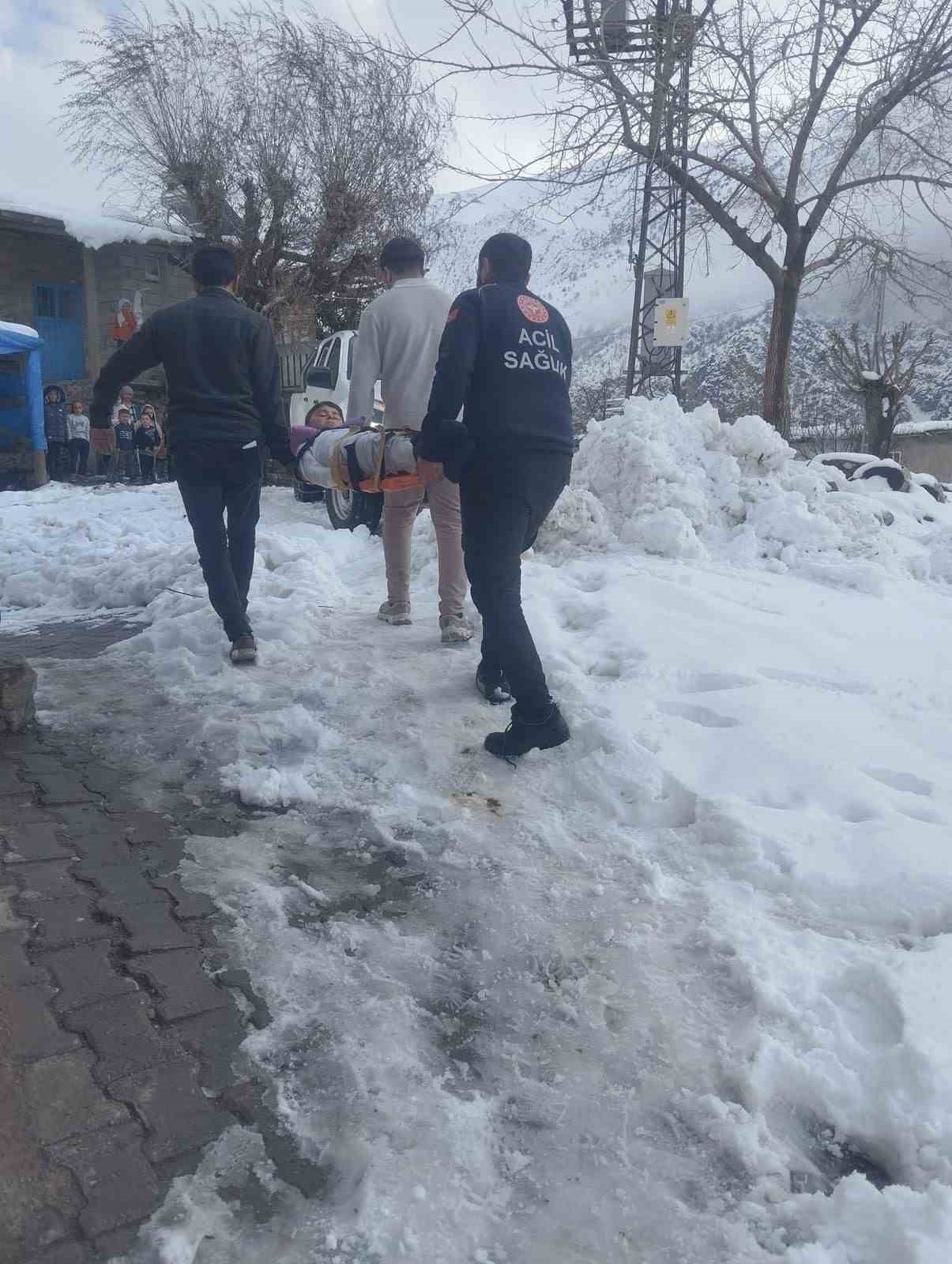 Karla mücadele ekipleri yolları açıyor, hastalara zamanında müdahale yapılıyor
