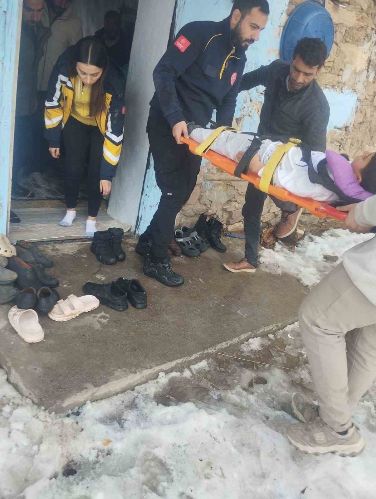 Karla mücadele ekipleri yolları açıyor, hastalara zamanında müdahale yapılıyor
