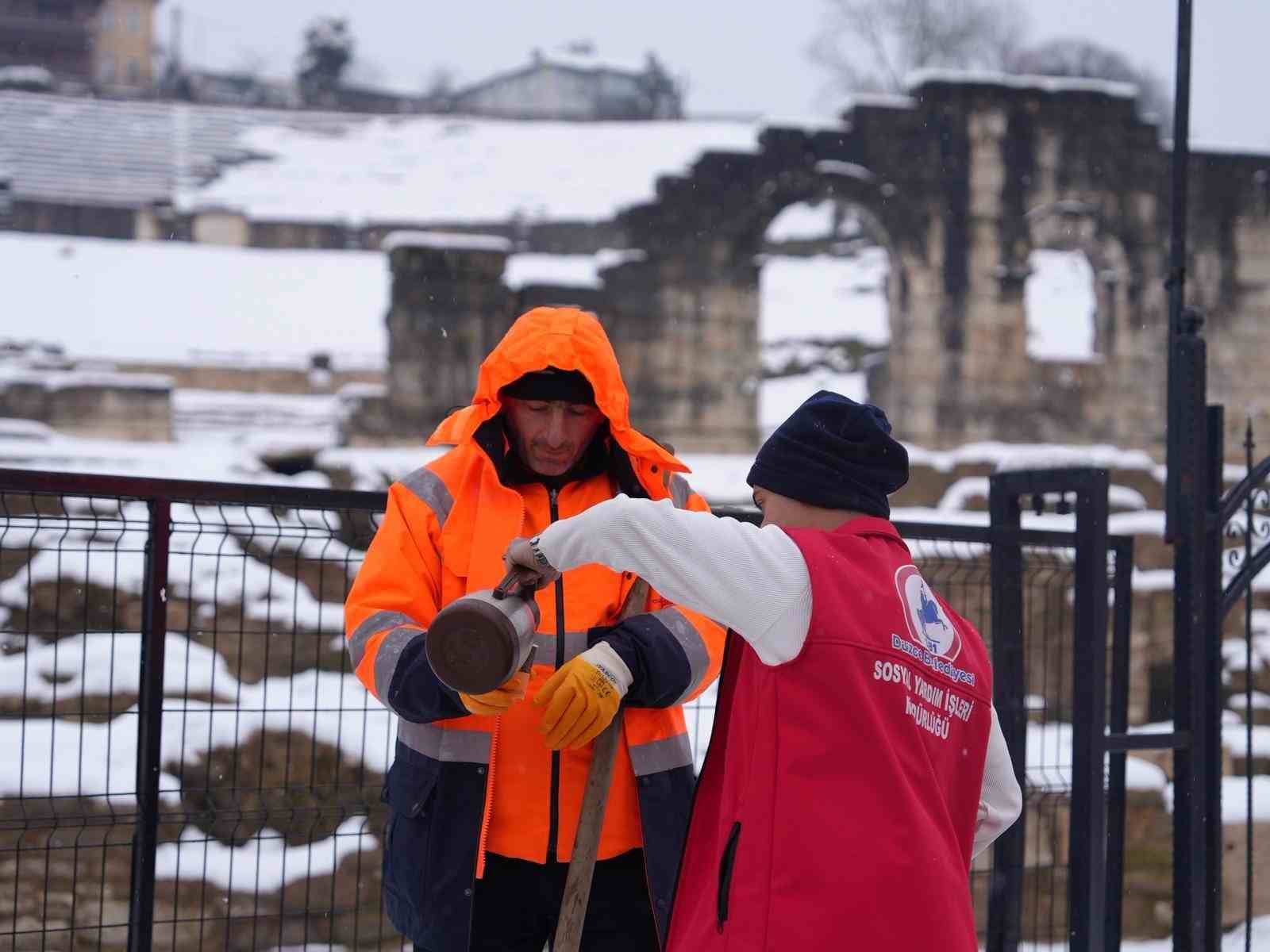 Karla mücadele ekiplerine sıcak ikram
