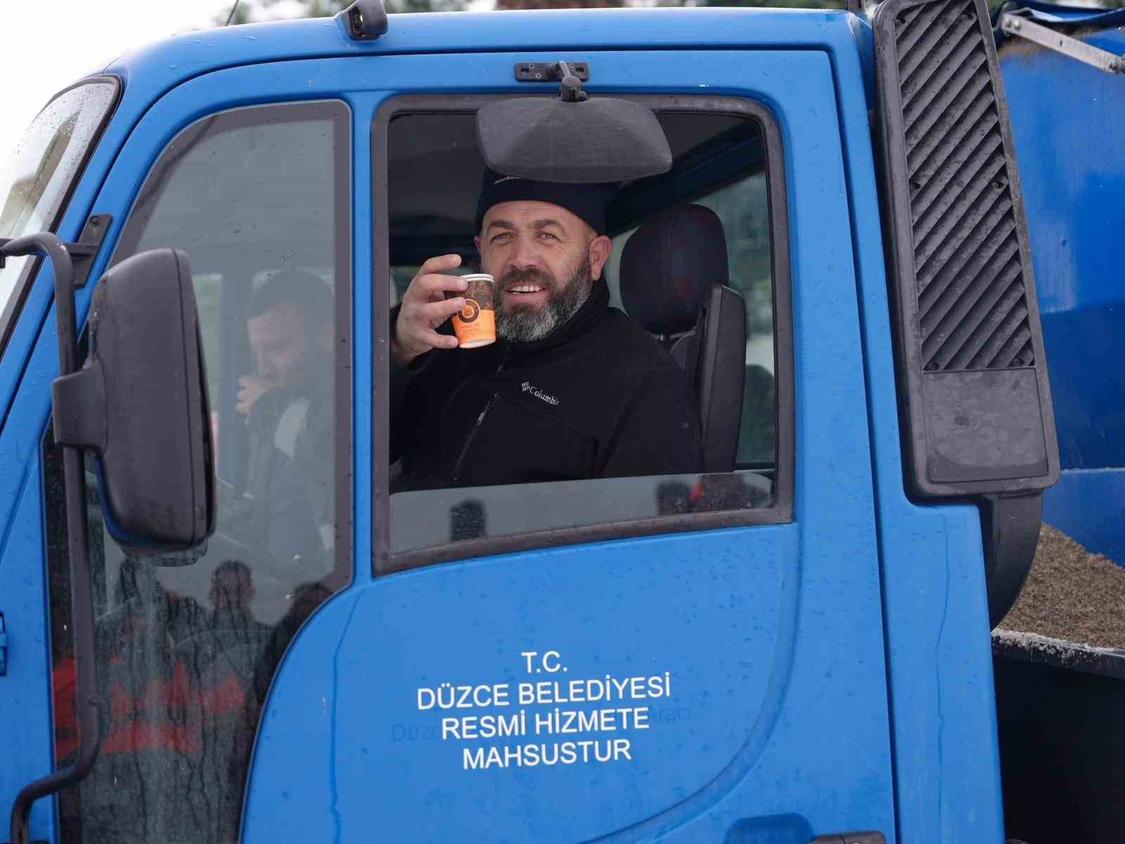 Karla mücadele ekiplerine sıcak ikram
