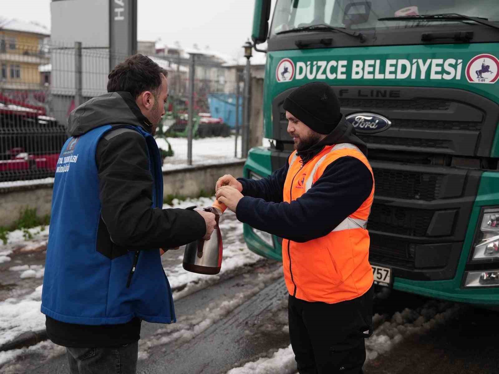 Karla mücadele ekiplerine sıcak ikram
