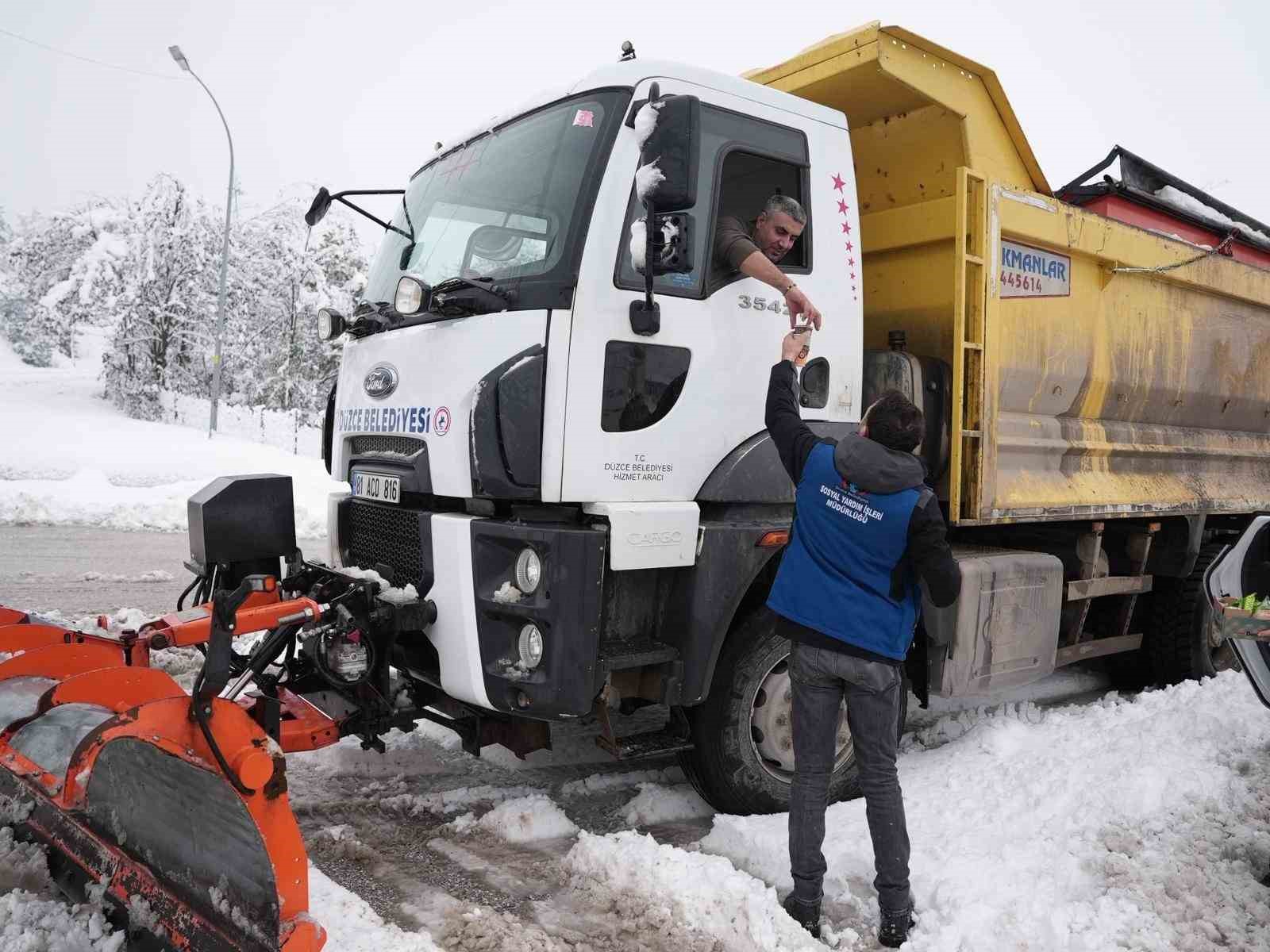 Karla mücadele ekiplerine sıcak ikram
