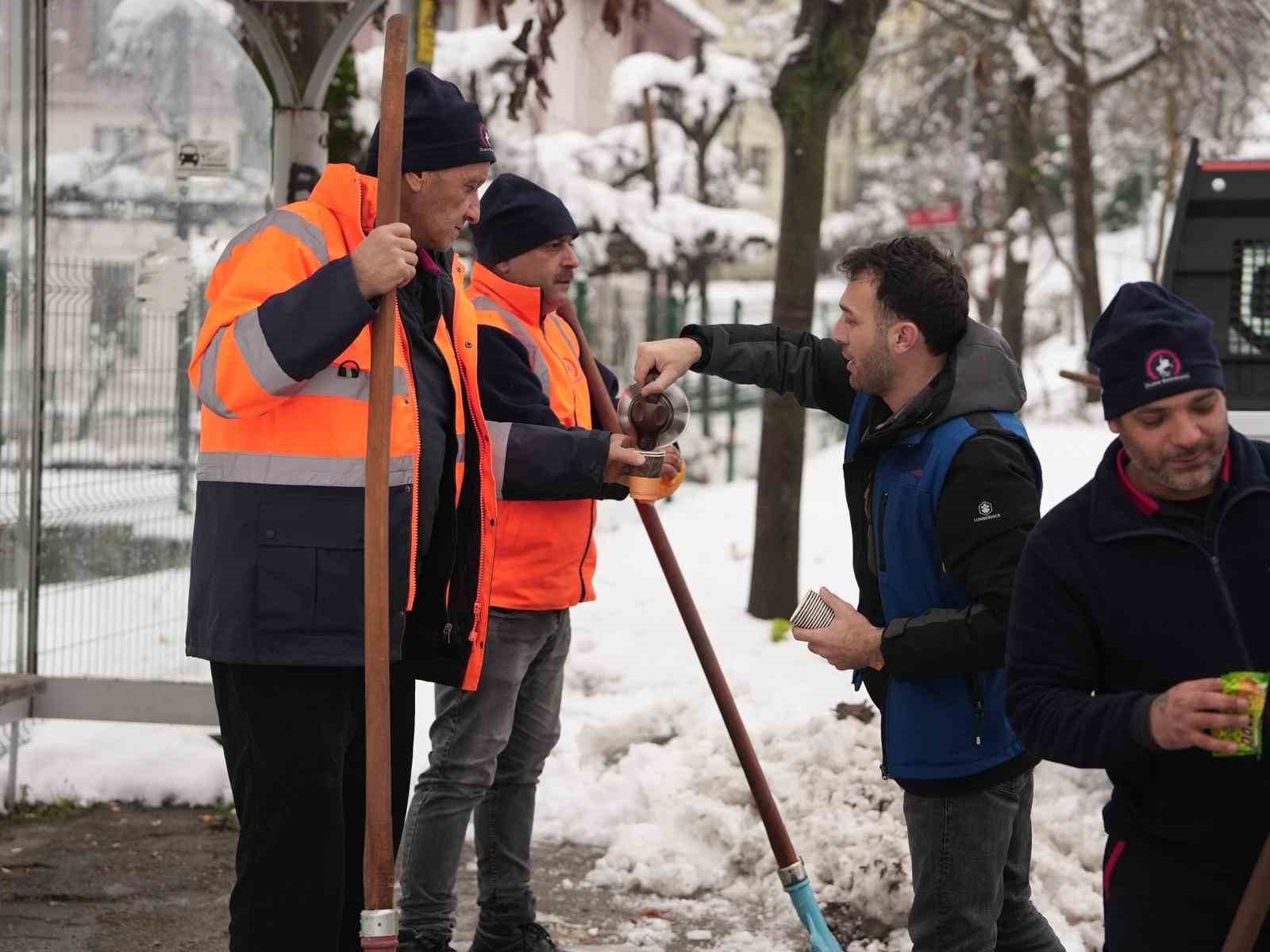 Karla mücadele ekiplerine sıcak ikram
