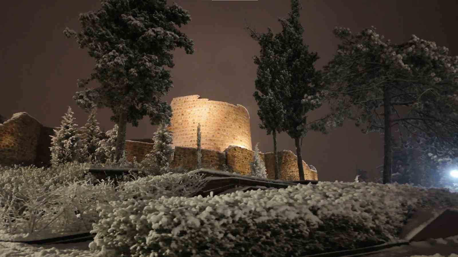 Karlar altındaki Aydos Kalesi mest etti
