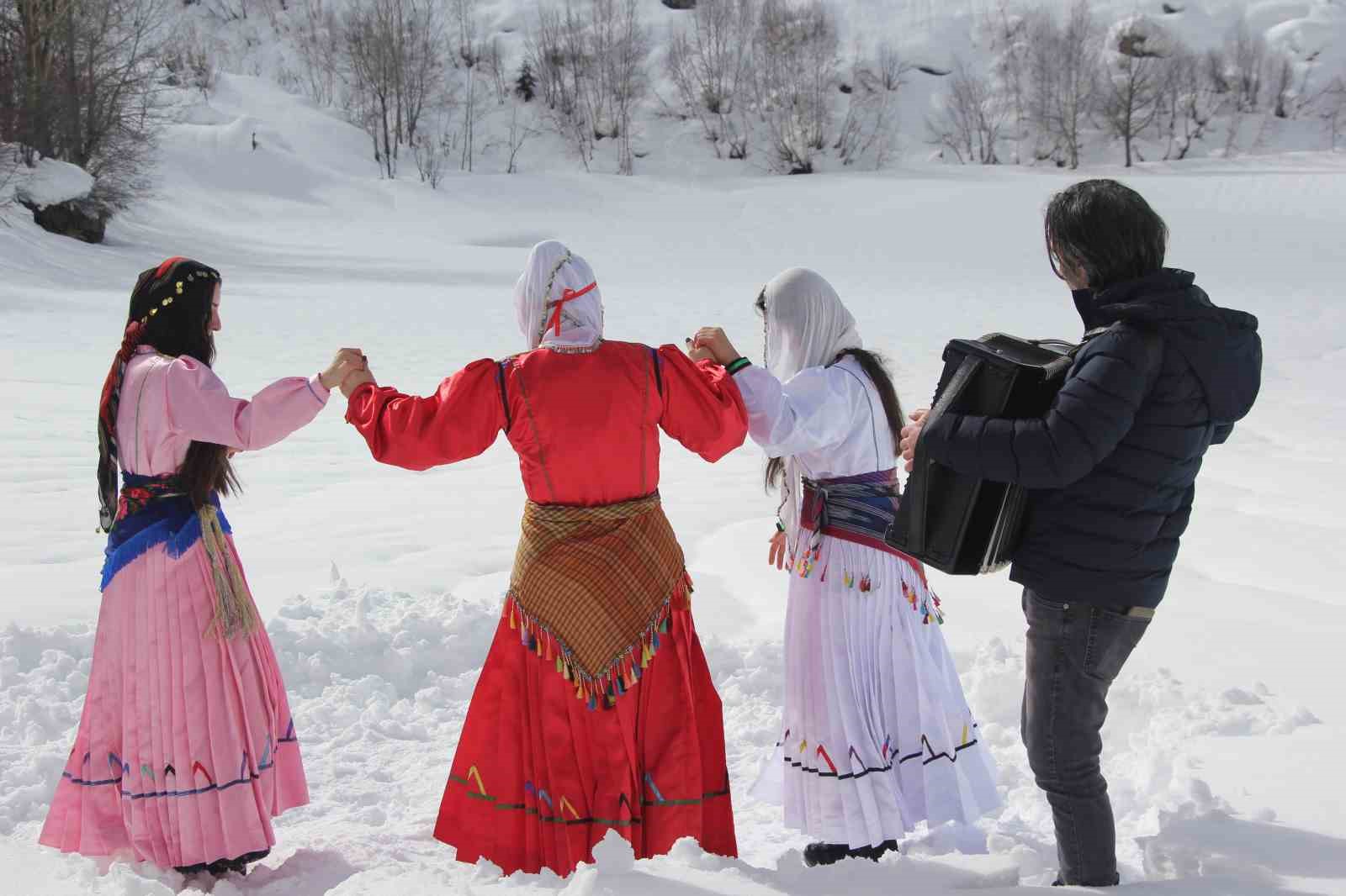 Karlar altındaki doğal yaşam Maden köyünde sanatla buluştu
