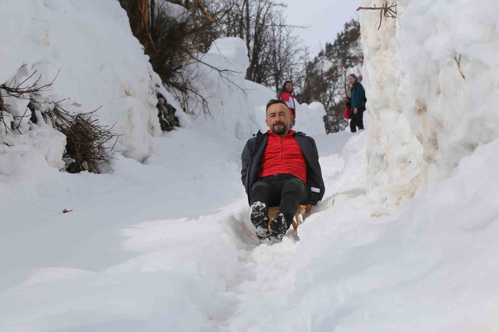 Karlar altındaki doğal yaşam Maden köyünde sanatla buluştu
