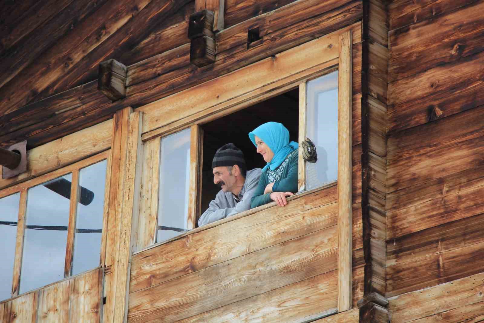 Karlar altındaki doğal yaşam Maden köyünde sanatla buluştu
