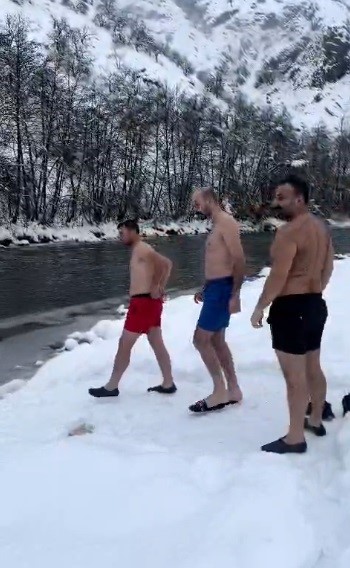 Karların arasından buz gibi nehre: Tunceli’de 3 arkadaş soğuğa meydan okudu
