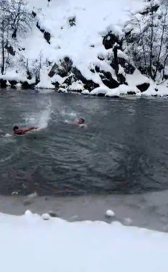 Karların arasından buz gibi nehre: Tunceli’de 3 arkadaş soğuğa meydan okudu
