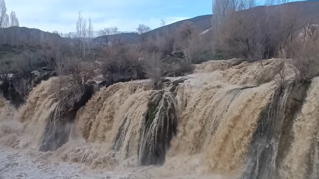 Karların erimesiyle Muradiye Şelalesi coştu
