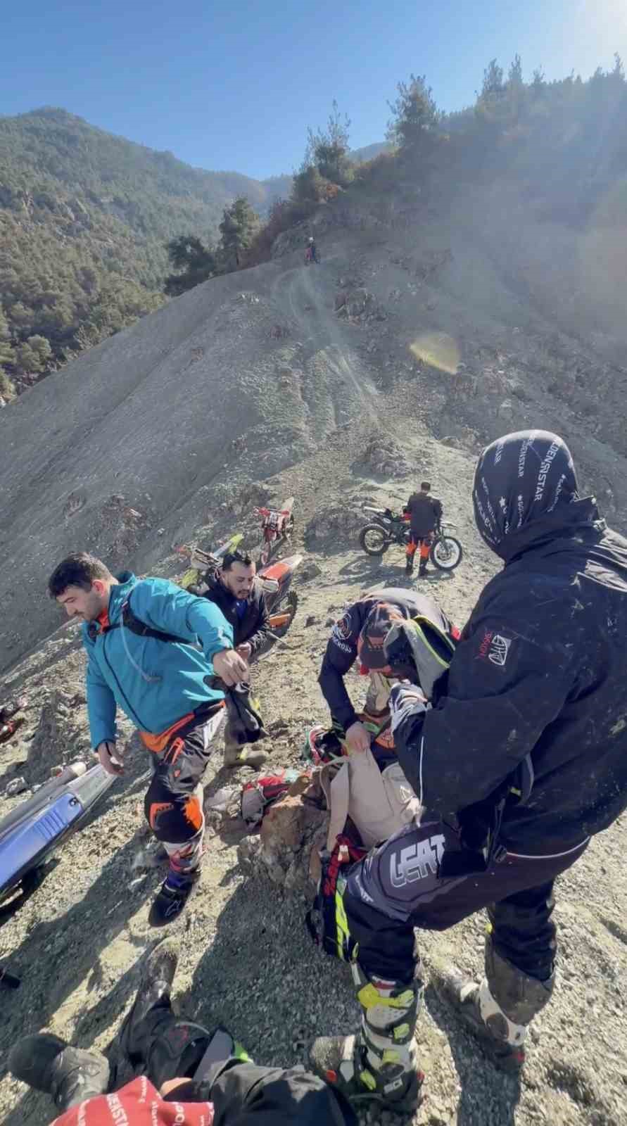 Karlı dağları cross motorlarla aşmaya çalıştılar: Zorlu yolculuk kamyonette son buldu
