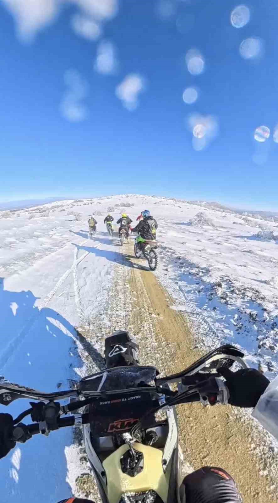 Karlı dağları cross motorlarla aşmaya çalıştılar: Zorlu yolculuk kamyonette son buldu
