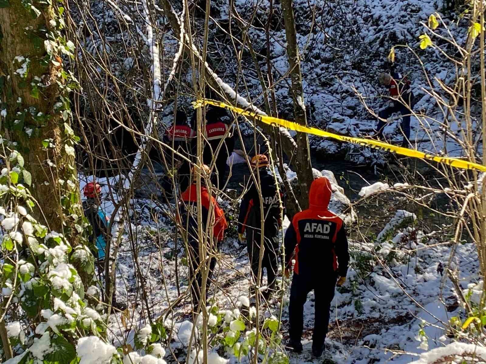 Karlı havada atletli bir adam, dere yatağında otomobilden 10 metre uzaklıkta ölü bulundu
