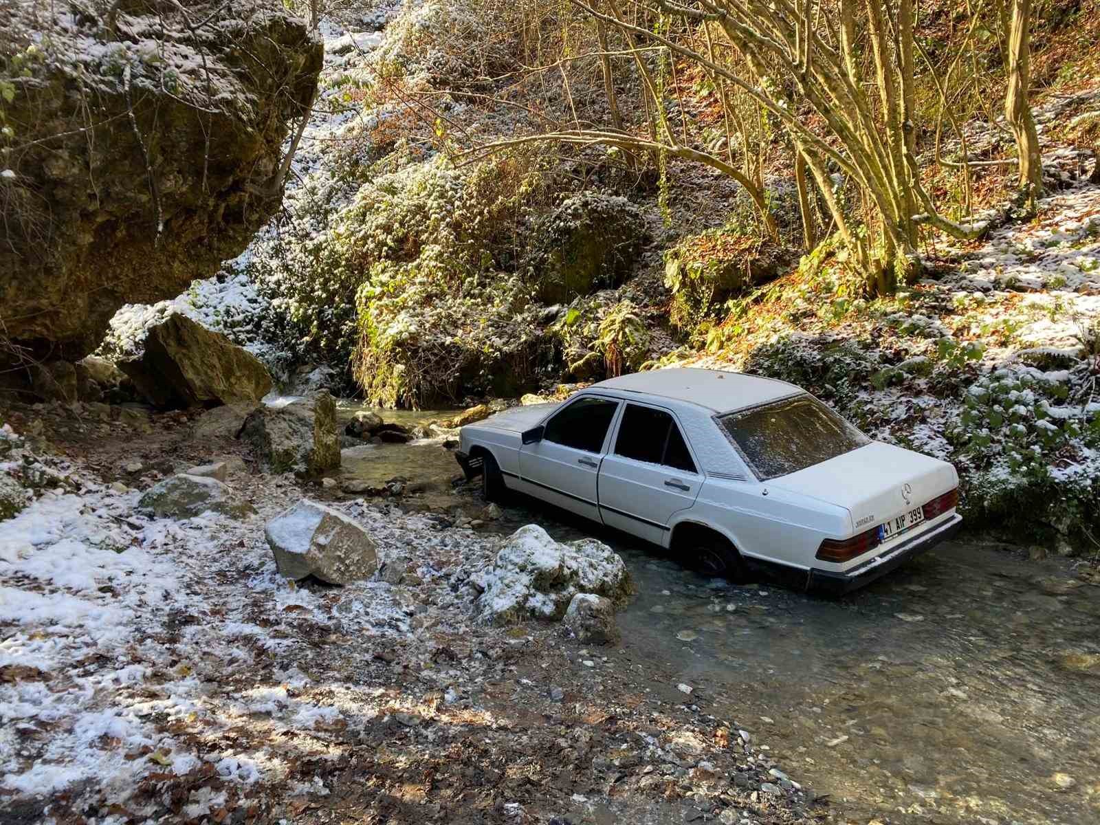Karlı havada atletli bir adam, dere yatağında otomobilden 10 metre uzaklıkta ölü bulundu
