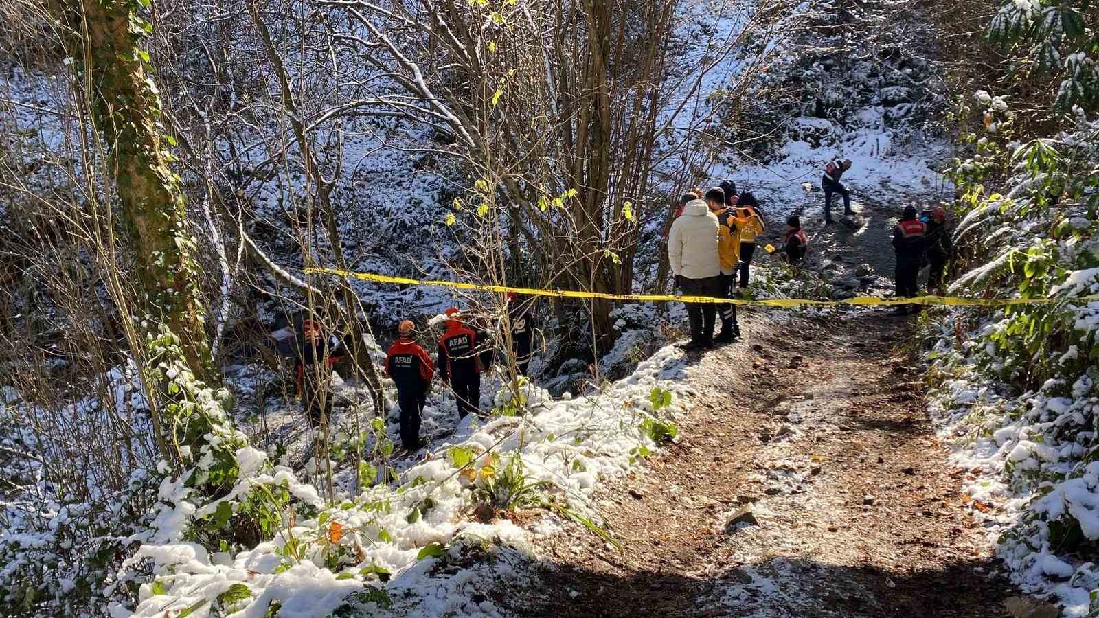 Karlı havada atletli bir adam, dere yatağında otomobilden 10 metre uzaklıkta ölü bulundu
