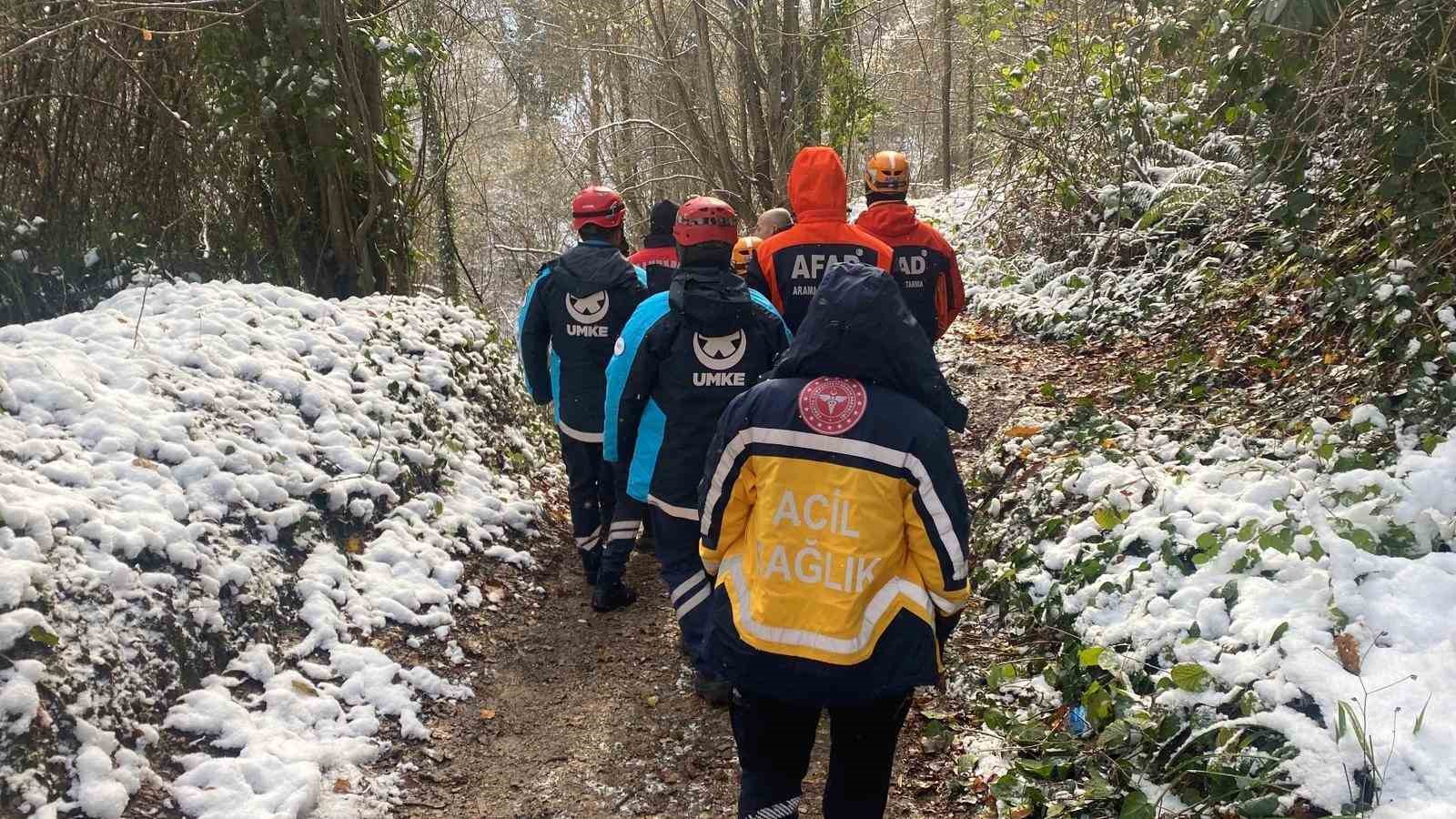 Karlı havada atletli bir adam, dere yatağında otomobilden 10 metre uzaklıkta ölü bulundu
