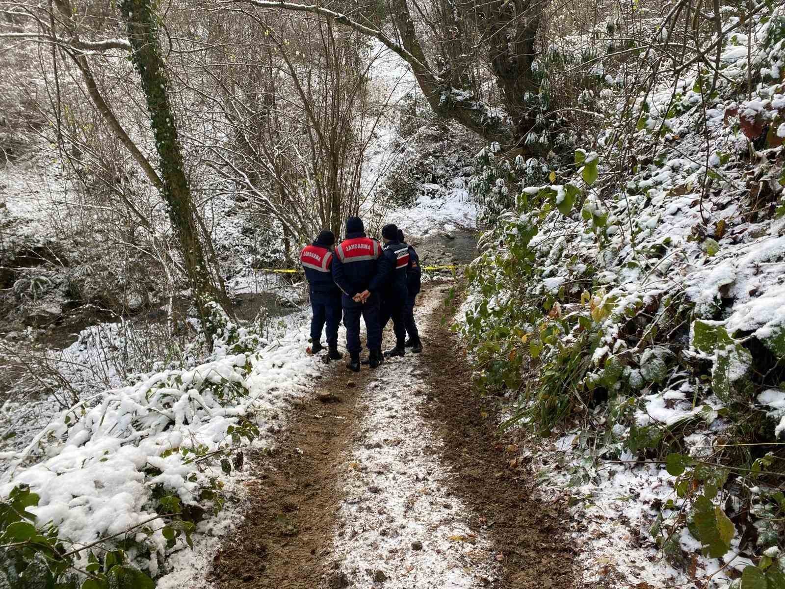 Karlı havada atletli bir adam, dere yatağında otomobilden 10 metre uzaklıkta ölü bulundu
