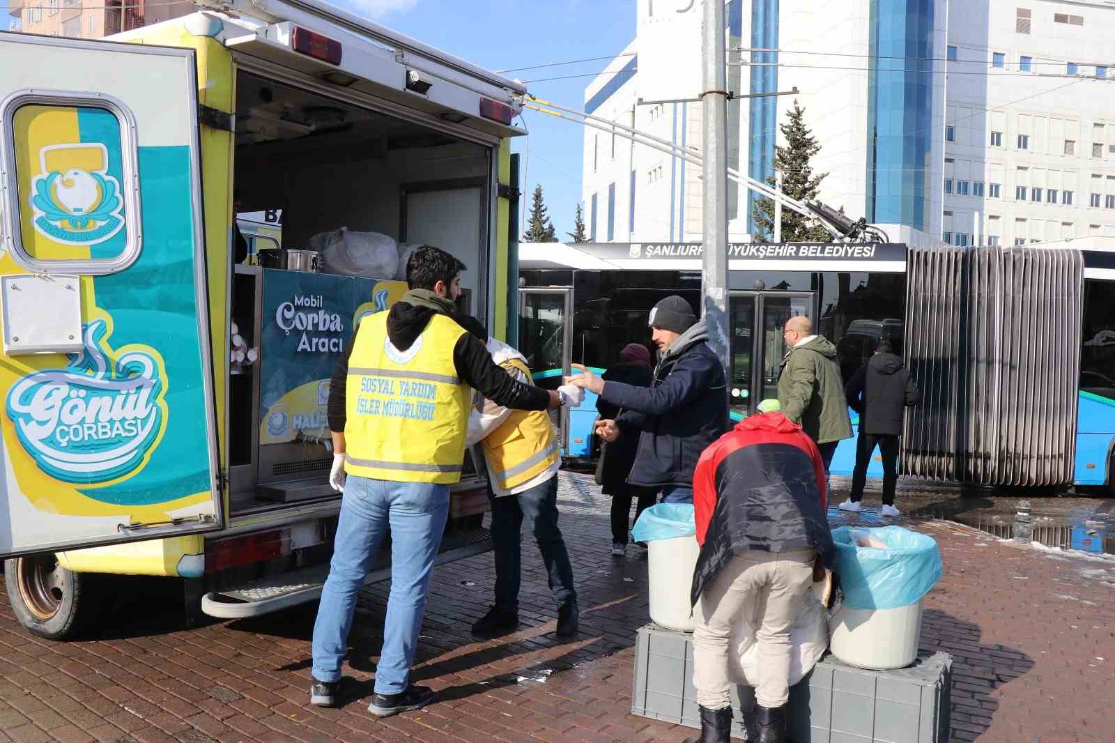 Karlı havada sıcak çorba ikramı
