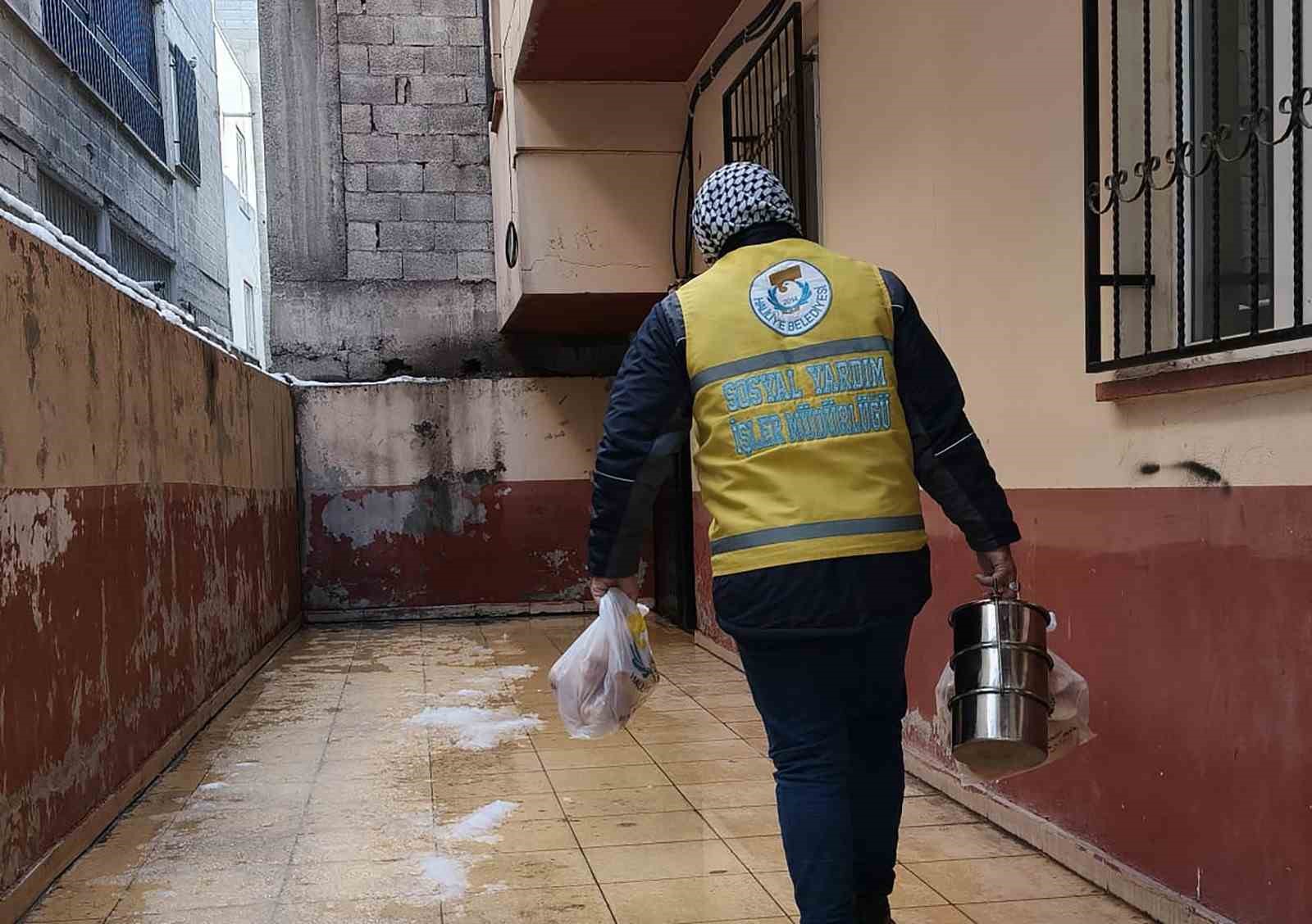 Karlı havada sıcak çorba ikramı
