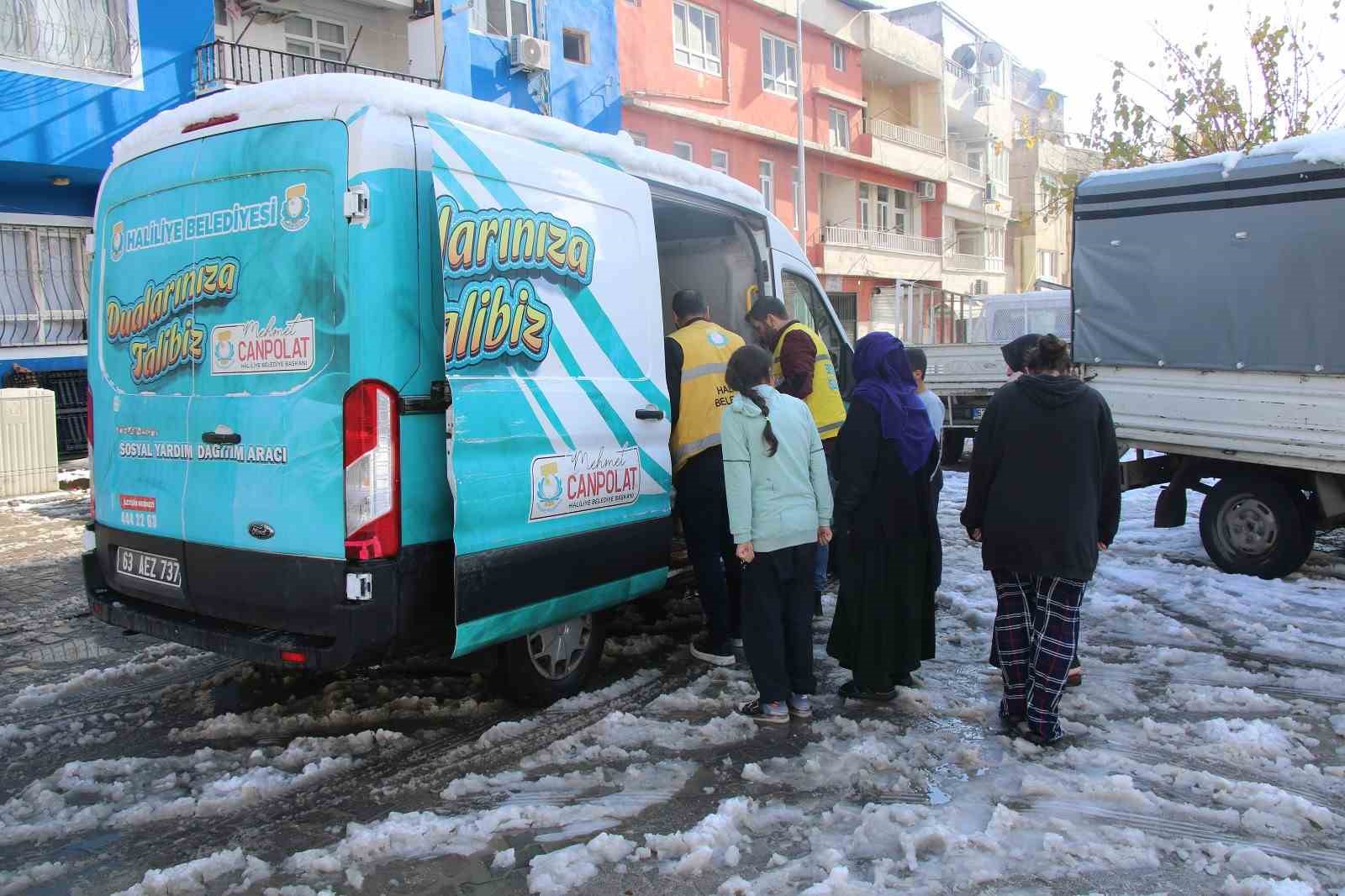 Karlı havada sıcak çorba ikramı
