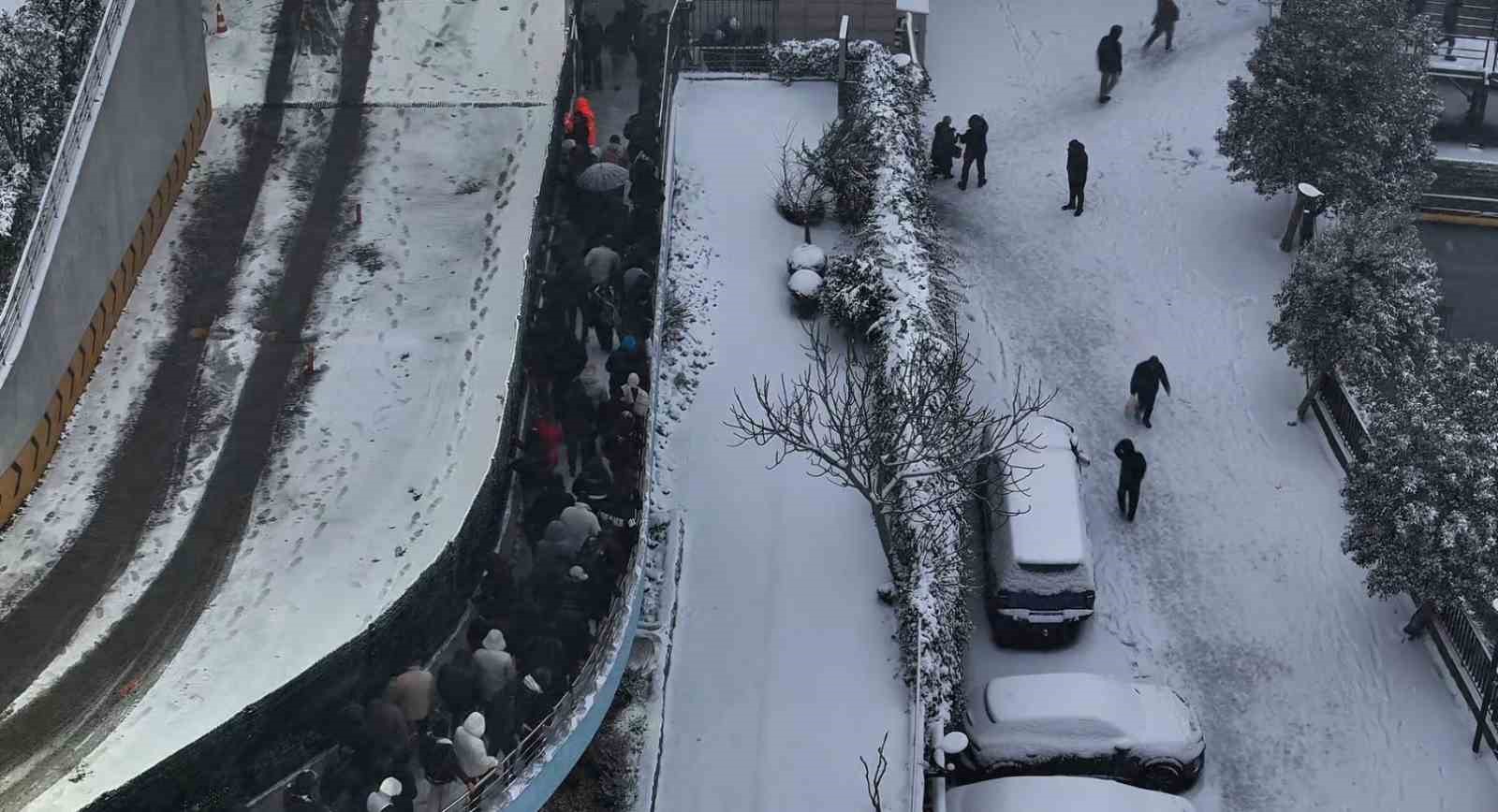 Karlı kaplı yollarda yürüyen vatandaşların karla imtihahı
