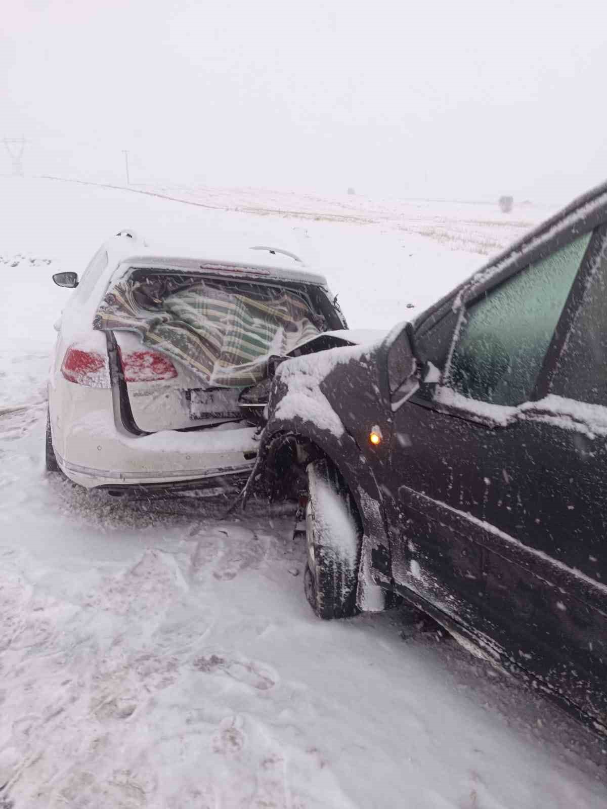 Karlı yolda araçlar çarpıştı: 1 yaralı
