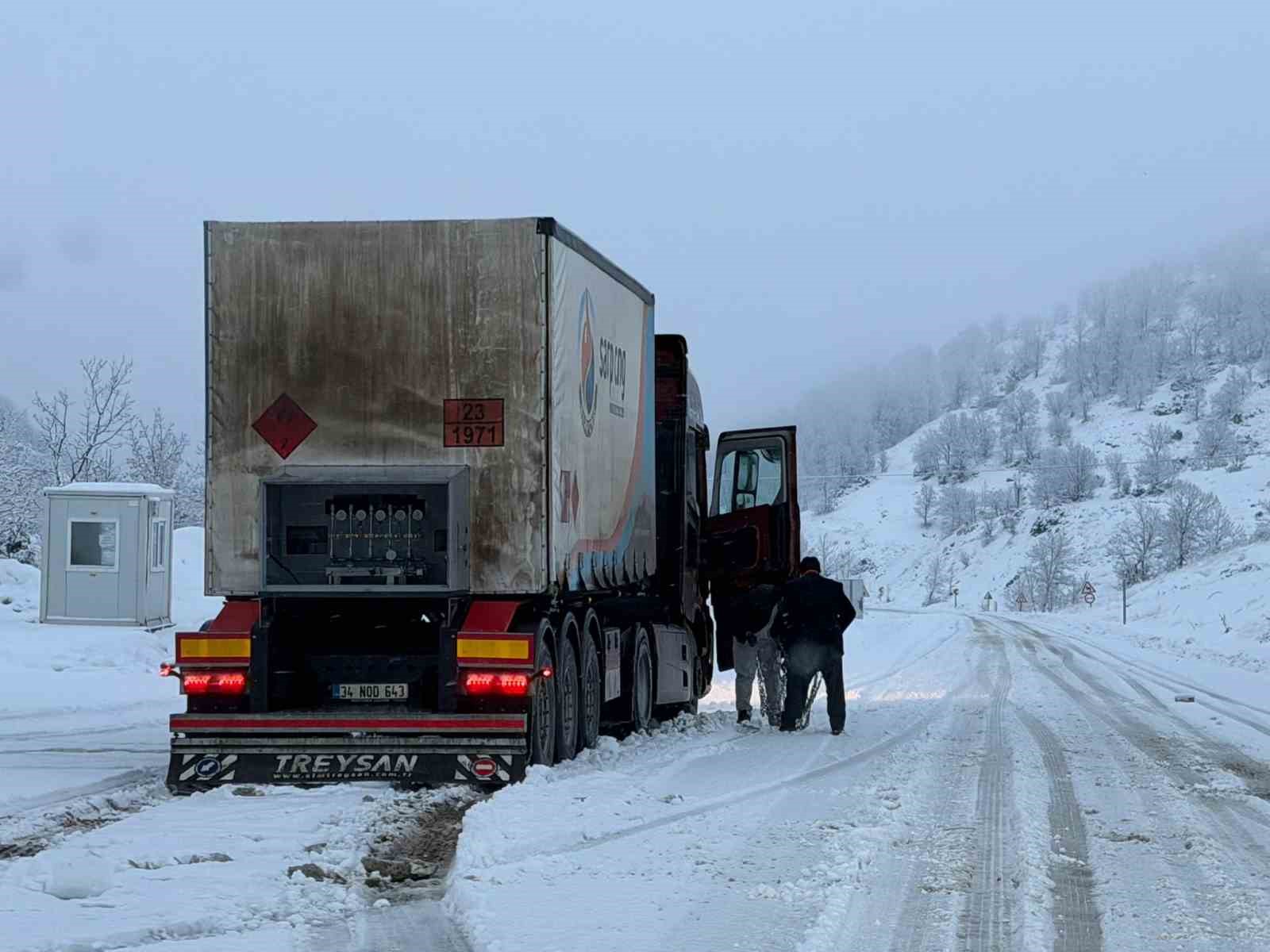 Karlı yolda birçok araç mahsur kaldı
