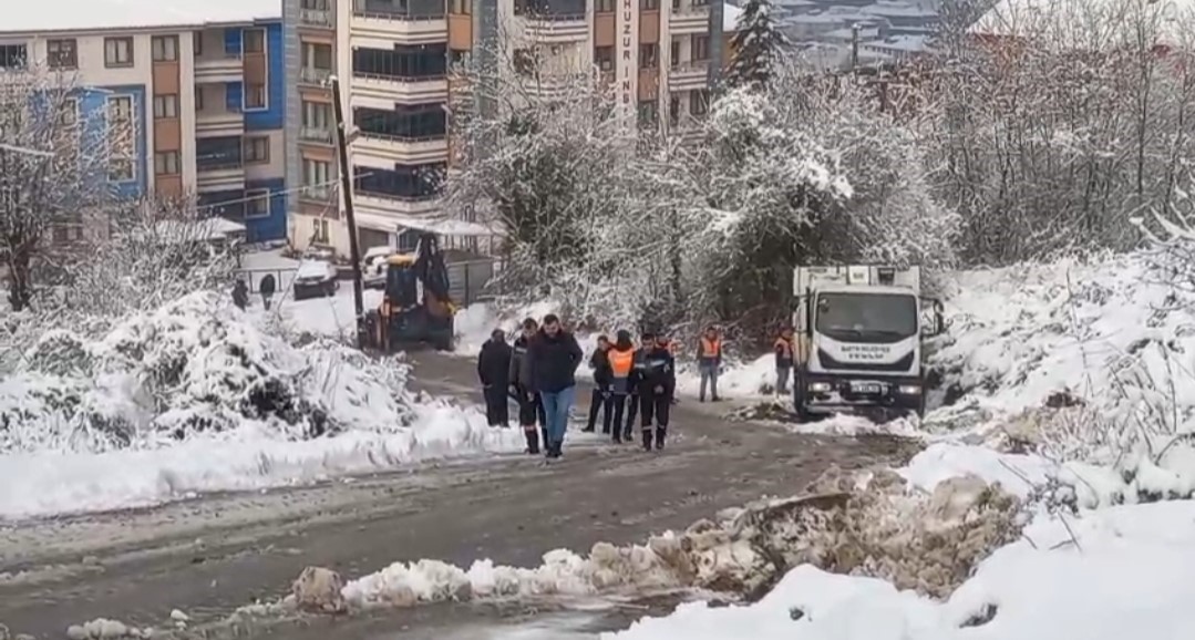 Karlı yolda çöp kamyonu geriye kaydı, işçi yaralandı
