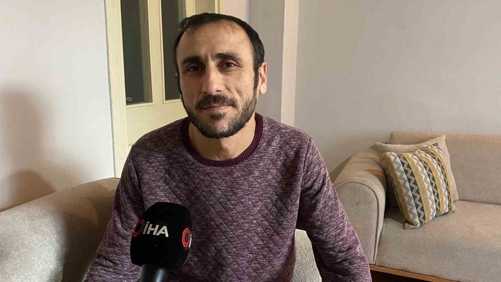 Karlı yolda domuzu elleriyle yakalayan adam konuştu: "Bir anı olsun diye yakaladım, kimseye tavsiye etmem"
Karlı yolda domuzu elleriyle yakalayan adam konuştu: "Bir anı olsun diye yakaladım, kimseye tavsiye etmem"