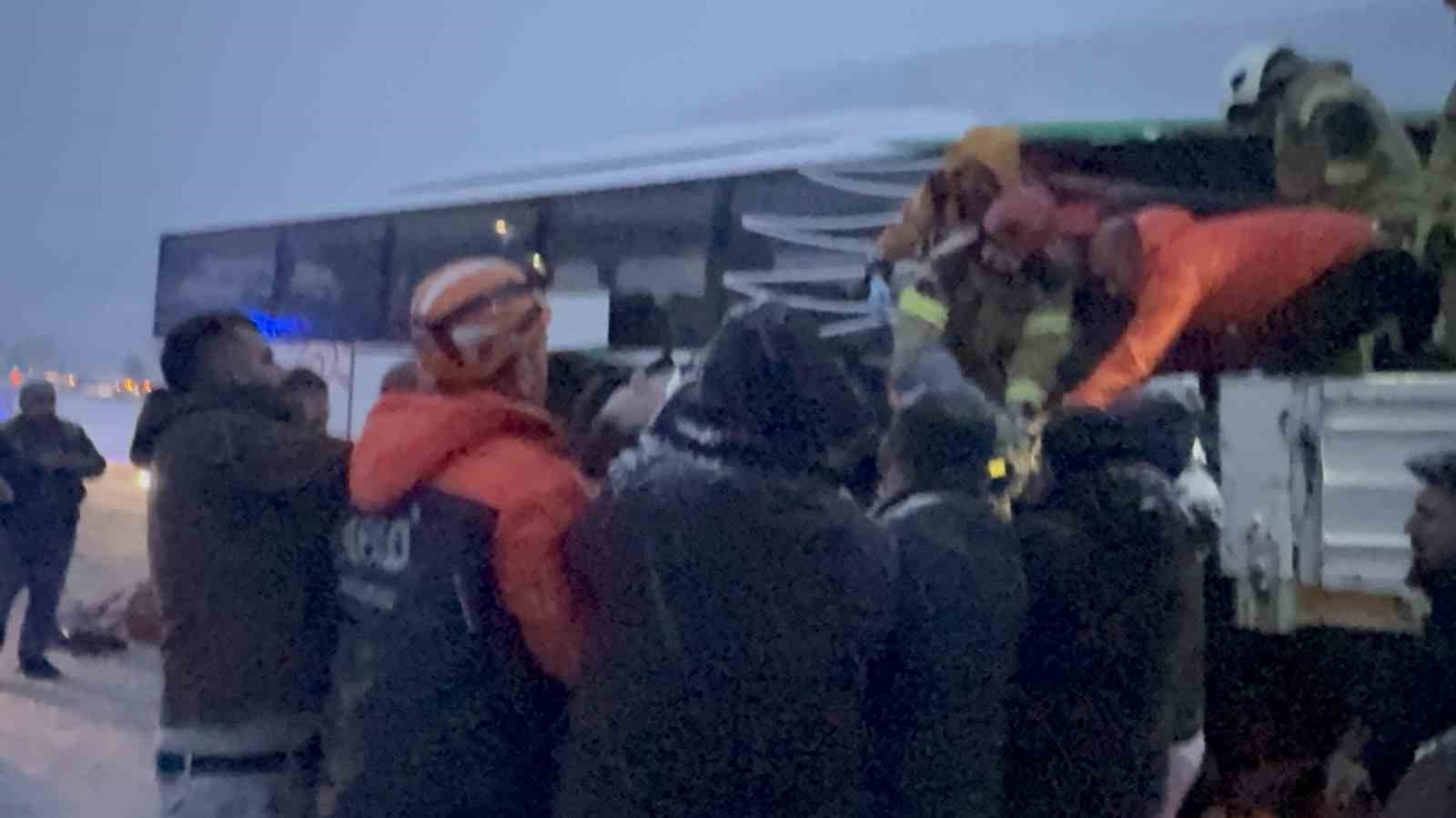 Karlı yolda kayan otobüs tıra çarptı: Yolcuları kurtarma çalışmaları sürüyor
