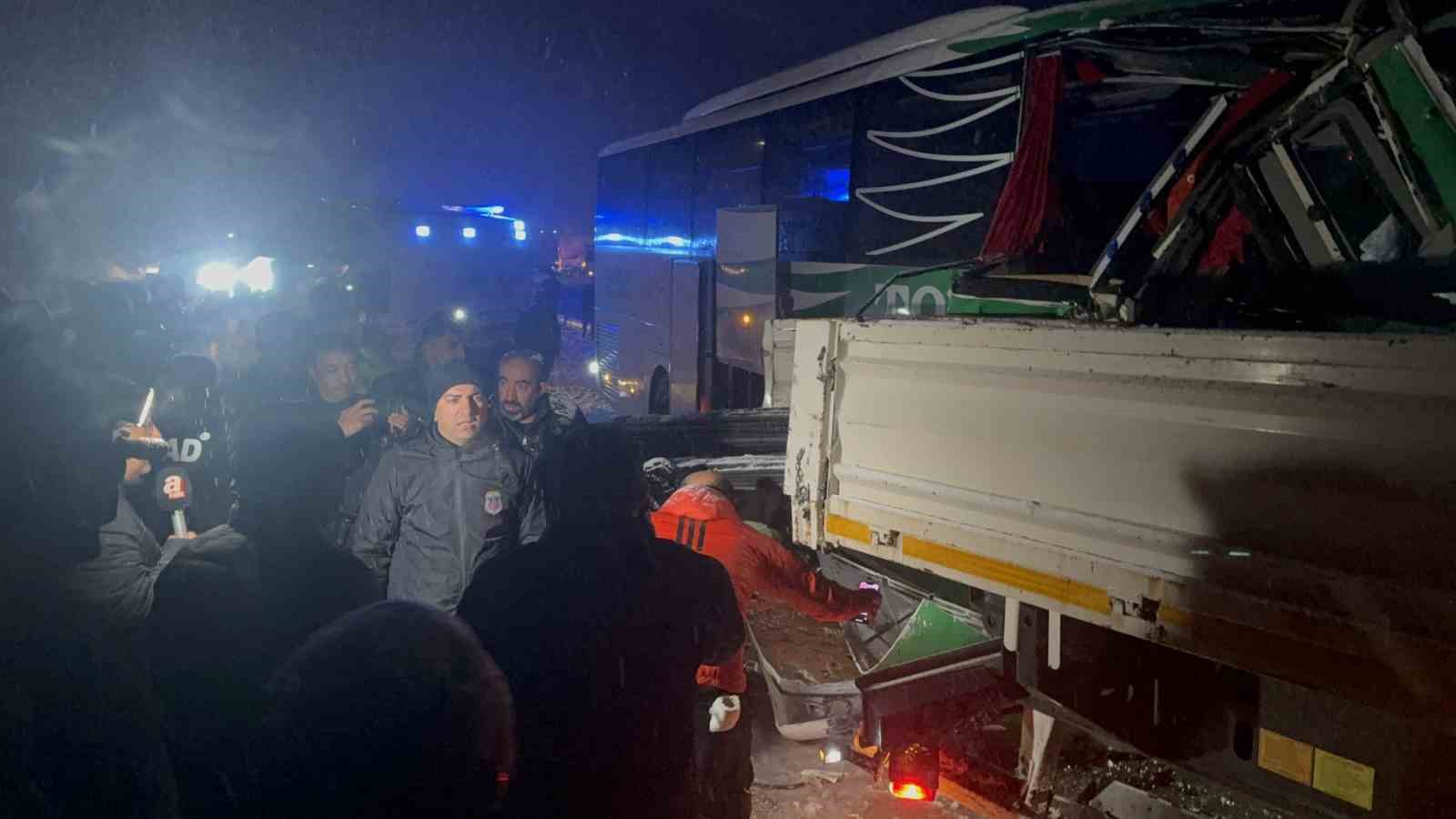 Karlı yolda kayan otobüs tıra çarptı: Yolcuları kurtarma çalışmaları sürüyor
